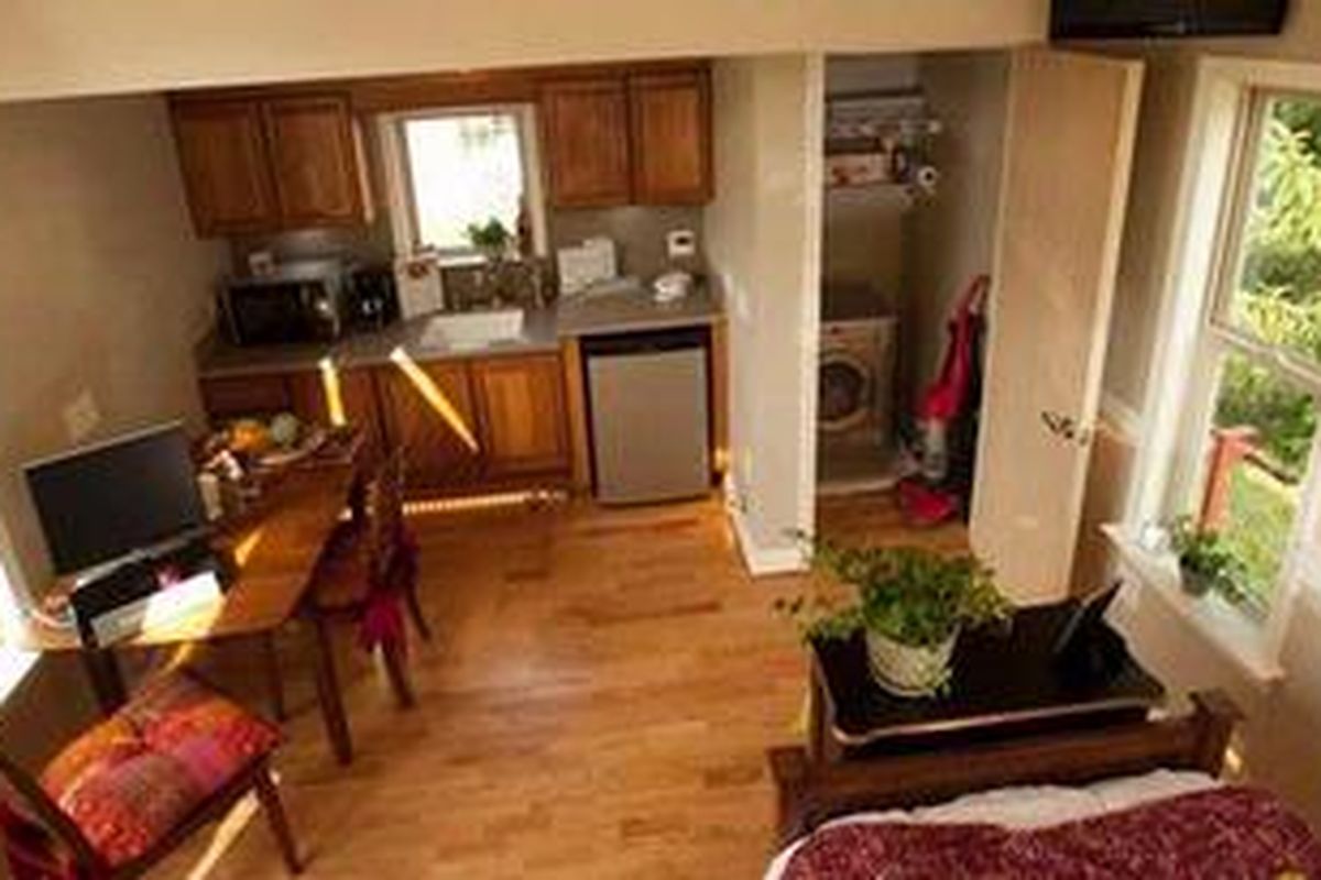 Rumah ini dibangun berbentuk cottage berteknologi tinggi yang dapat masuk dalam halaman belakang sebuah rumah. Cottage tersebut hanya berukuran 26 meter persegi, namun luar biasa canggihnya.