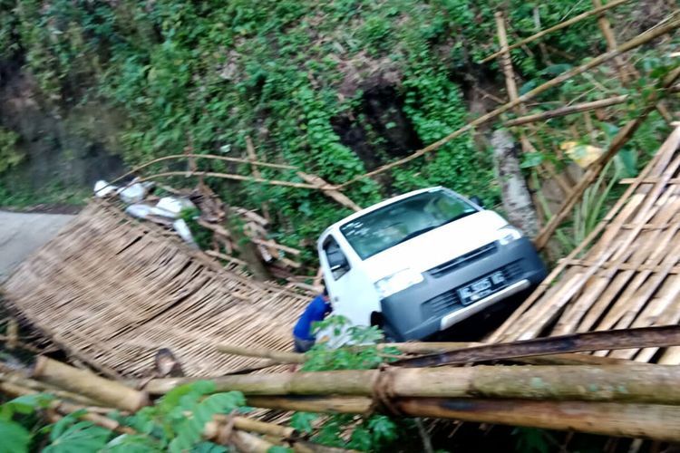 Mobil pikap putih dengan muatan kayu bakar terperosok ke sungai ketika salah mengambil jalur dan melewati jembatan bambu, Rabu (3/11/2021)