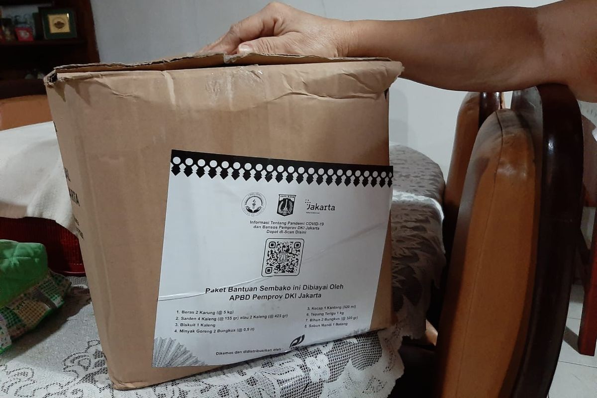 Paket bansos dari Pemprov DKI yang diterima warga di Kelurahan Gedong, Pasar Rebo, Jakarta Timur, Kamis (14/5/2020). Ia merasa tidak layak menerima paket sembako tersebut.