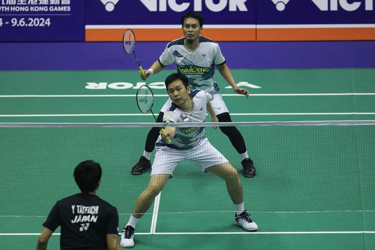 Ganda putra Indonesia, Mohammad Ahsan/Hendra Setiawan, saat bertanding pada perempat final Hong Kong Open 2023 pada Jumat (15/9/2023). Terkini, Ahsan/Hendra tersingkir pada babak semifinal Arctic Open 2023, Sabtu (14/10/2023) karena disingkirkan Kim Astrup/Anders Skaarup Rasmussen.