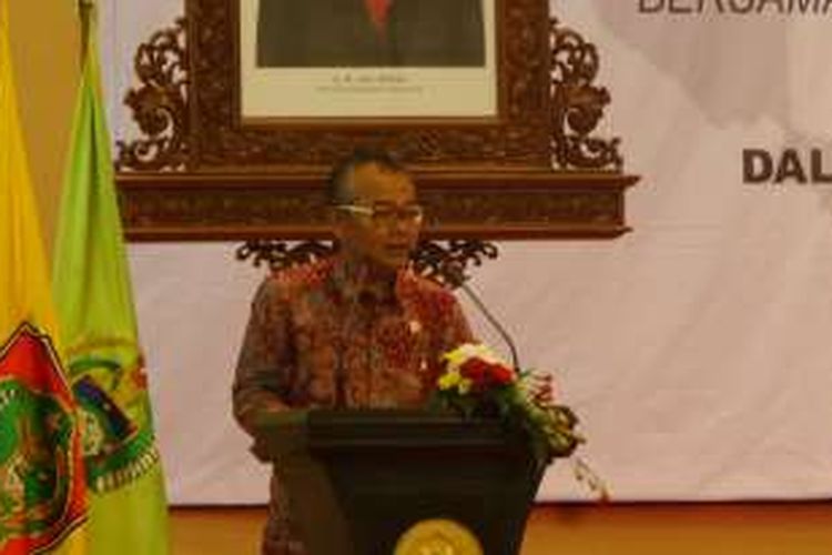 Ketua DPD RI Mohammad Saleh saat memberikan pidato sambutan di seminar nasional dalam rangka peringatan hari ulang tahun ke-12 DPD RI di Kompleks Parlemen, Senayan, Jakarta, Kamis (13/10/2016)