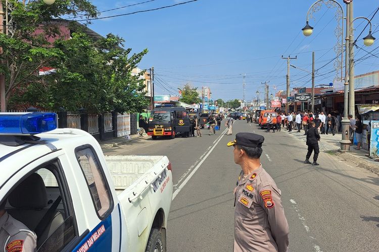 Polisi blokade jalan tempat ditemukannya benda asing di Kota Bengkulu, Senin (28/8/2023)