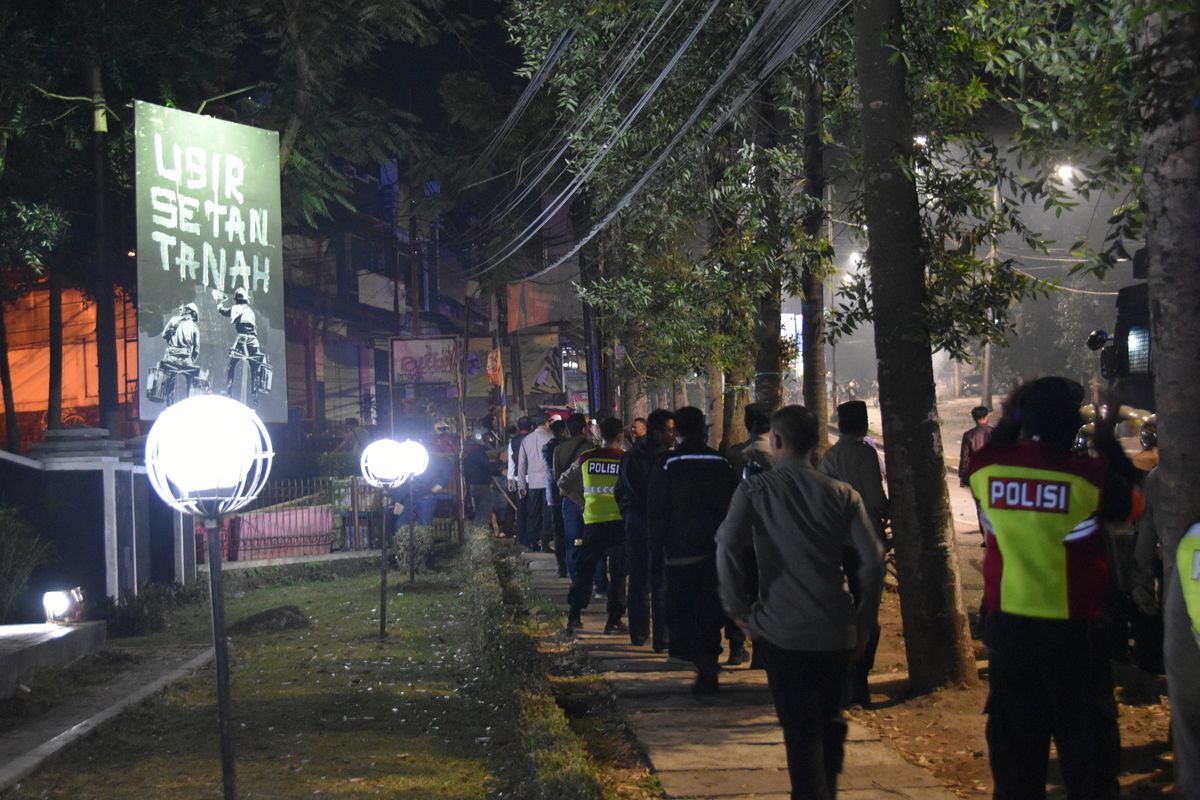 Petugas tengah melakukan pembubaran massa yang tengah melakukan penutupan jalan atau pemblokiran jalan Dago, tepatnya di terminal Dago, Kecamatan Coblong Kota Bandung, Senin (14/8/2023). Penutupan jalan yang dilakukan warga Dago elos ini berujung ricuh