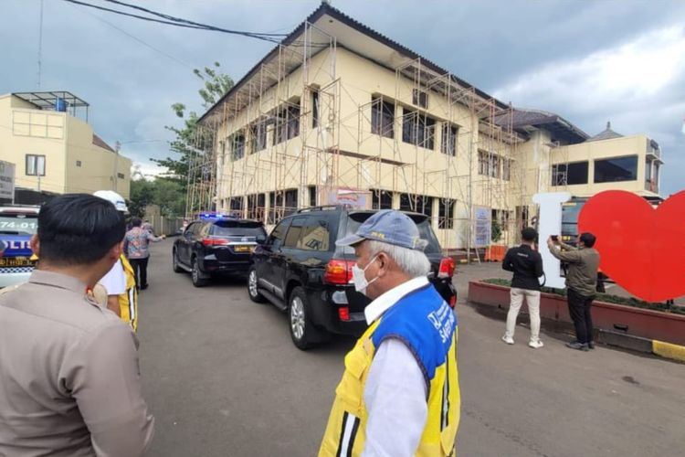 Menteri PUPR Basuki Hadimuljono saat meninjau progres penanganan pasca-bencana gempa di Kabupaten Cianjur, Jawa Barat, pada Sabtu, (03/12/2022).
