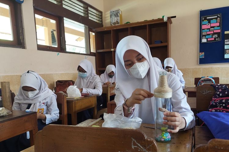 Pelajar SMP Negeri 2 Ambarawa mengikuti PTM dengan kapasitas 50 persen.