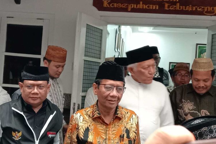 Calon wakil presiden (Cawapres) nomor urut 3 Mahfud MD saat berkunjung ke Ponpes Tebuireng, Jombang, Jawa Timur, Sabtu (2/12/2023).