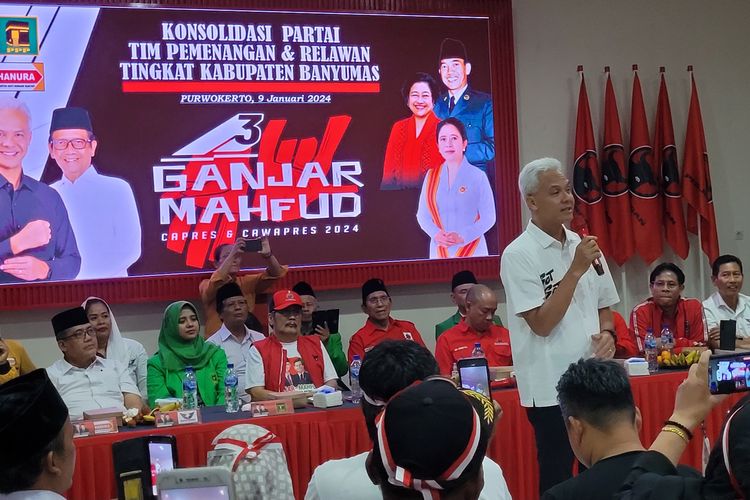 Calon Presiden (Capres) Nomor Urut 3 Ganjar Pranowo melakukan konsolidasi dengan partai pengusung dan relawan di Kantor DPC PDI-P Banyumas, Jawa Tengah, Selasa (9/1/2024).