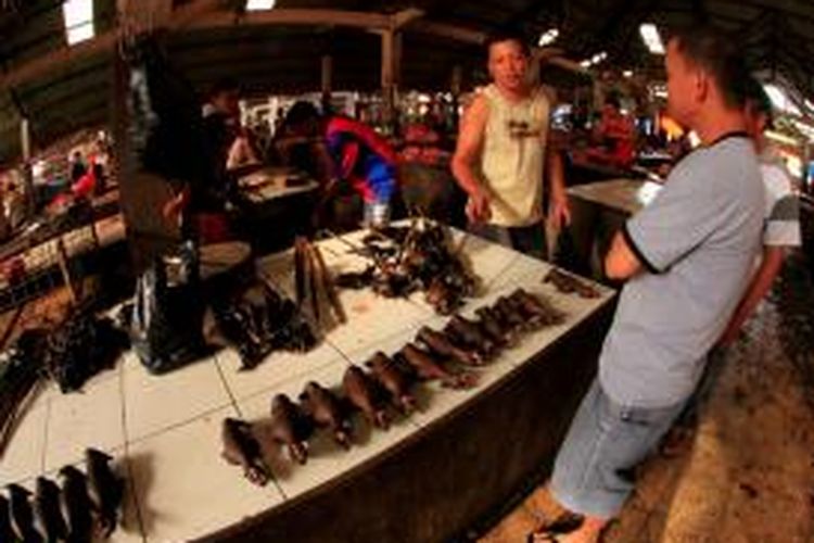 Susana di dalam pasar tradisional Tomohon, Sulawesi Utara, Minggu (29/7/2012). Pasar ini menjual berbagai jenis daging hewan untuk dijadikan santapan. Beberapa hewan yang tidak lazim dimakan seperti ular, kelelawar, tikus, hingga kera juga kerap dijual di pasar ini.