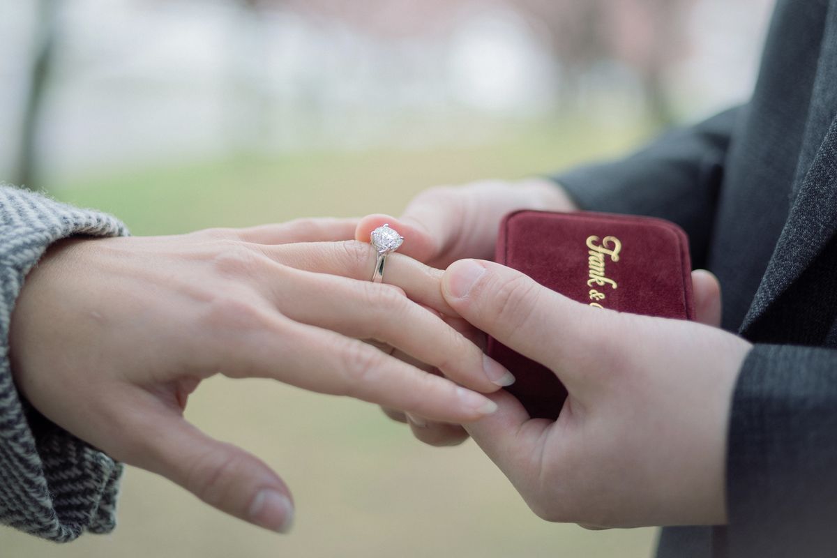 Penampakan cincin tunangan Luna Maya dan Maxime Bouttier.