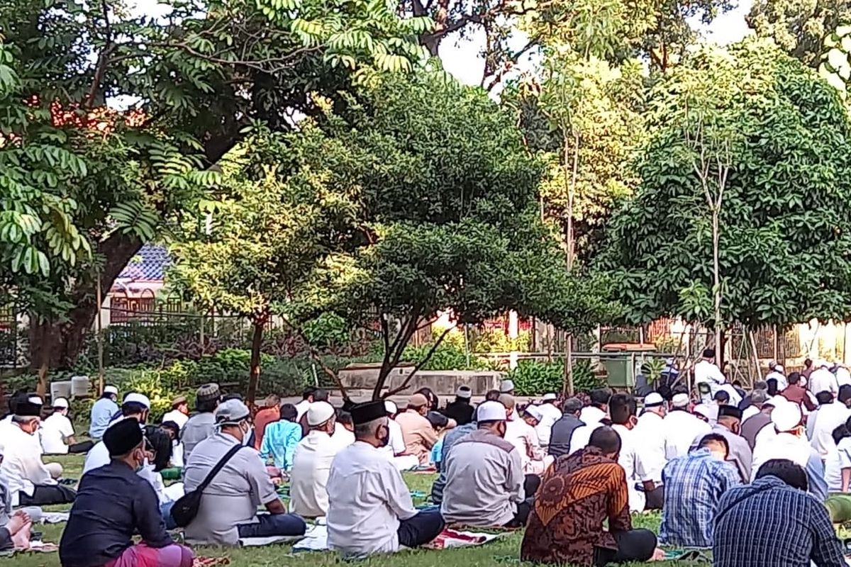 Sejumlah warga melaksanakan shalat Idul Adha berjamaah di Masjid Agung Sunda Kelapa Jakarta Pusat dengan menerapkan jaga jarak fisik, Jumat (31/7/2020)