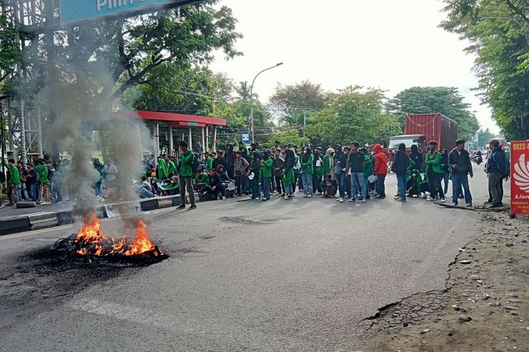 Ratusan aliansi mahasiswa dari Universitas Islam Negeri (UIN) Alauddin Makassar yang melakukan aksi demontrasi penolakan UU Cipta Kerja dengan memblokade ruas Jalan Sultan Alauddin, Kota Makassar, Sulsel, pada Kamis (6/4/2023)