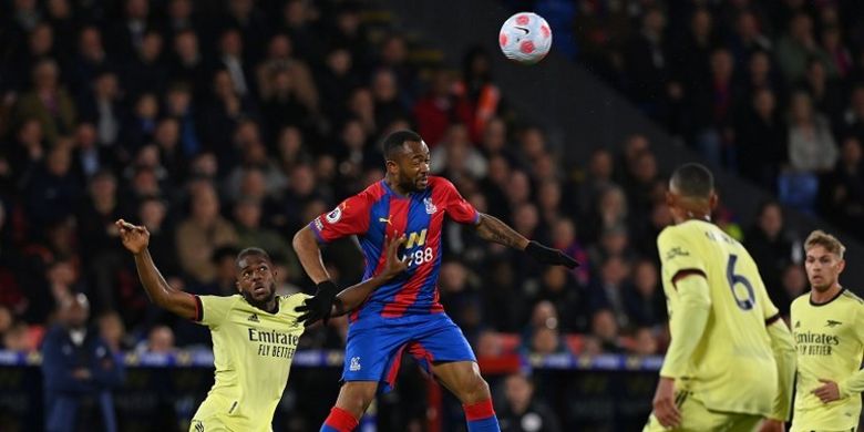 Penyerang Crystal Palace, Jordan Ayew, melakukan duel udara dengan bek Arsenal, Nuno Tavares, dalam laga Liga Inggris 2021-2022 di Stadion Selhurst Park, London, 4 April 2022. 