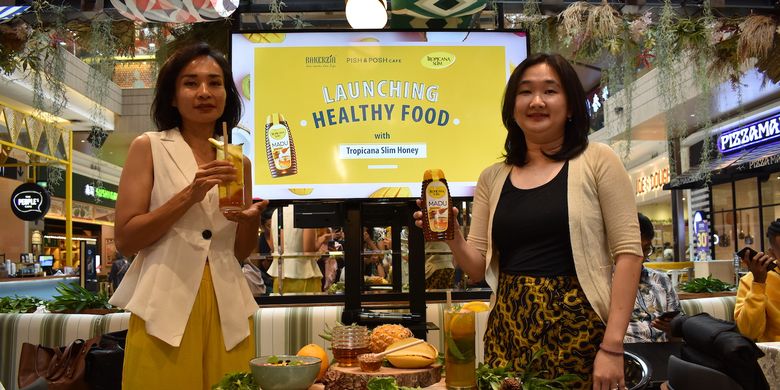 General Manager Marketing & PR Boga Group, Ellen Widodo (kiri) dan Head of Nutrifood Research Center, Astri Kurniati (kanan) dalam acara temu media yang diadakan oleh Tropicana Slim di Jakarta (13/11).
