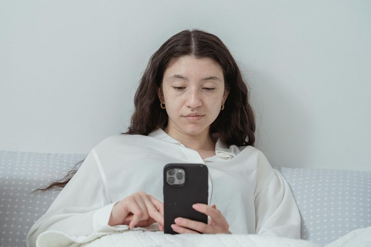 Bukan Cuek, Ini Alasan Orang Lama Balas Chat Menurut Studi