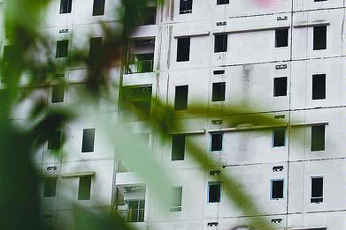 Pekerja menyelesaikan proyek pembangunan apartemen di kawasan Permata Hijau, Jakarta, Rabu (13/8). Industri properti masih bergairah meski dibayangi inflasi yang relatif tinggi dalam beberapa bulan terakhir ini.  