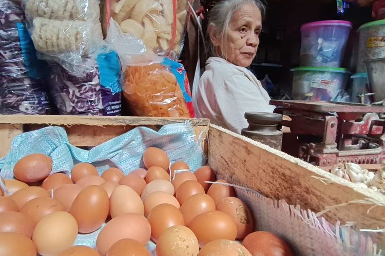 Seorang pedagang telur di Pasar Blauran Salatiga sedang menanti pembeli