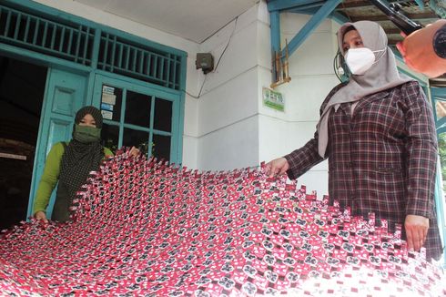 Tunggui Anak Belajar di PAUD, Orangtua Sulap Sampah Bungkus Kopi Jadi Kerajinan