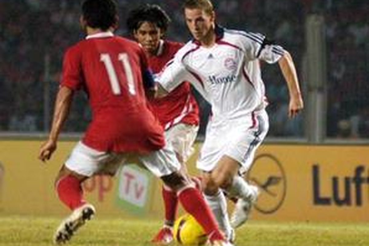 Pemain Bayern Munchen, Jan Schlaudraff (kanan) ditempel ketat oleh pemain Indonesia pada pertandingan persahabatan di Stadion Gelora Bung Karno, Rabu (21/5).