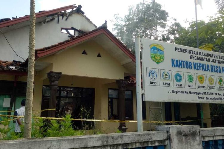 Kantor Desa Neglasari Kecamatan Jatiwaras Kabupaten Tasikmalaya pasca kejadian kebakaran pada Sabtu (18/1/2020) dini hari tadi.