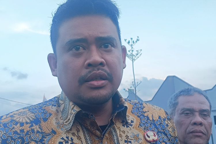 Gubernur Sumut Bobby Nasution saat ditanya wartawan saat meninjau rumah subsidi SMK Residence 2 di Kecamatan Lubuk Pakam, Kabupaten Deli Serdang, Selasa (7/10/2025) 