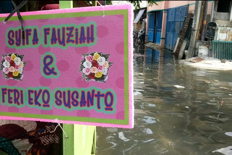 Pasangan di Pegangsaan Dua, Kelapa Gading yang masih tetap berlangsung meski terkepung banjir pada Kamis (2/2/2020)