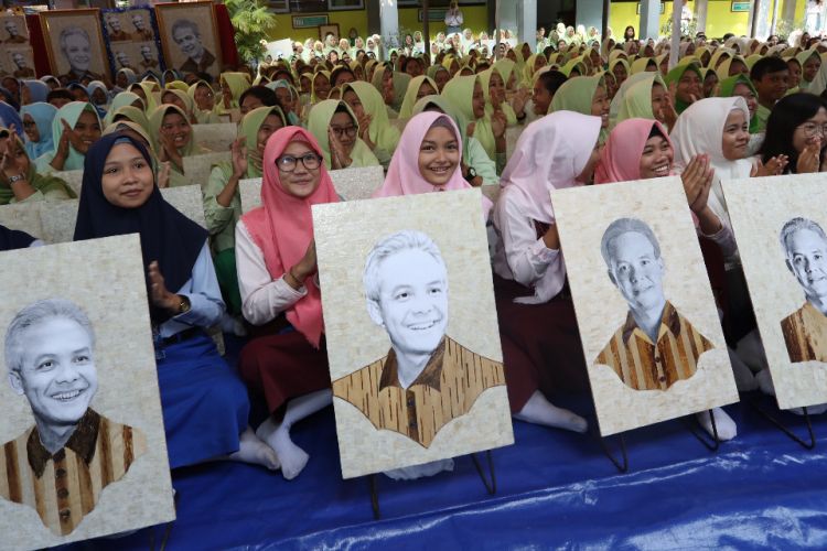 Siswa-siswi SMKN 2 Semarang melukis wajah Gubernur Ganjar Pranowo dengan kulit bawang dan pelepah pisang hingga pecahkan rekor LEPRID, Kamis (25/10/2018).