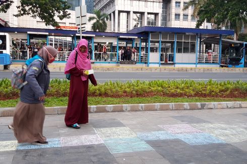 Yuk, Main Engklek di Trotoar Jalan Jenderal Sudirman