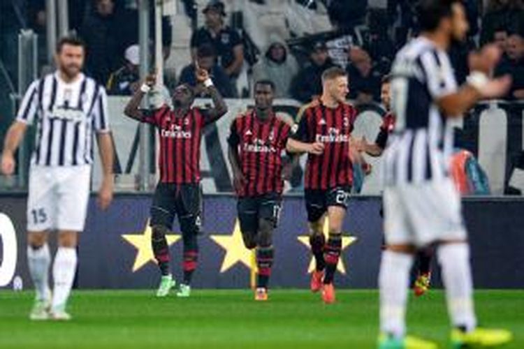 Gelandang AC Milan, Sulley Muntari (kiri) saat merayakan golnya ke gawang Juventus pada lanjutan Serie-A di Juventus Stadium, Minggu atau Senin (7/10/2013) dini hari WIB. Kedua tim sementara bermain imbang 1-1 hingga turun minum. 
