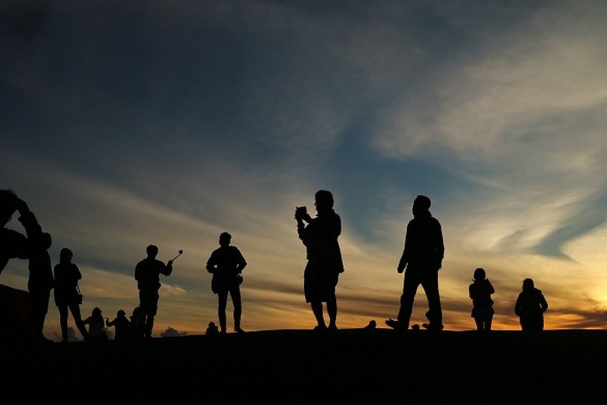 Wisatawan tengah mengabadikan momen-momen matahari terbit dari Puncak B29, Desa Argosari, Kecamatan Senduro, Kabupaten Lumajang, Jawa Timur, Selasa (11/4/2017). Pemandangan yang ditawarkan dari Puncak B29 adalah Gunung Bromo, Batok, Lemongan, Raung, Semeru, dan Argopuro.