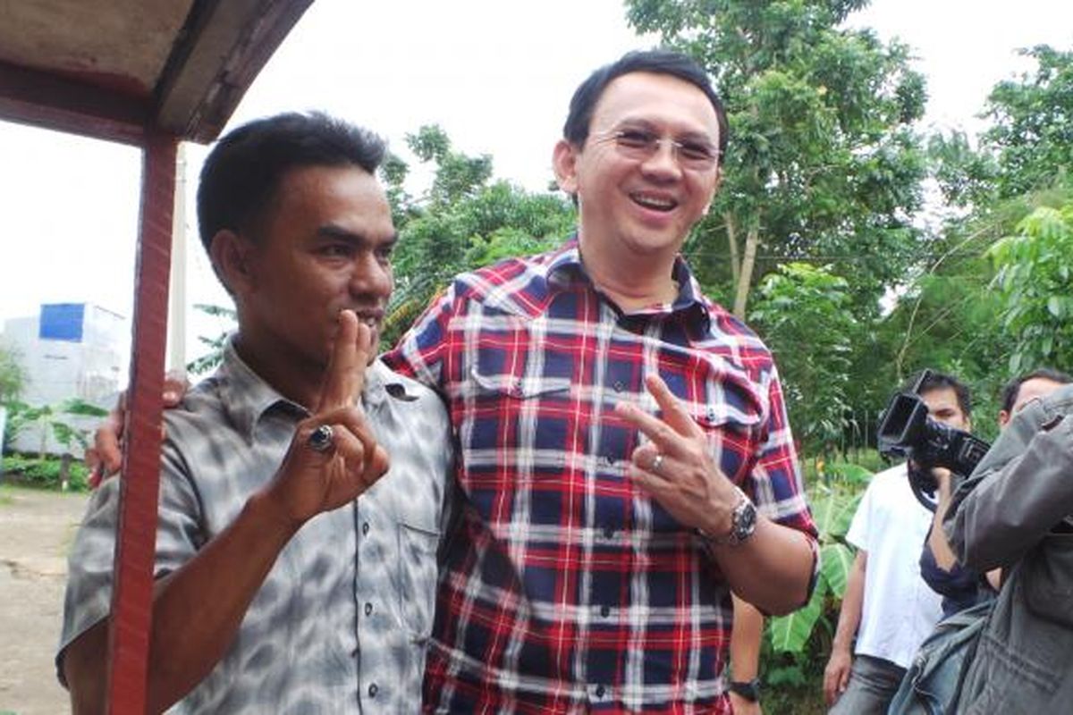 Calon gubernur DKI Jakarta Basuki Tjahaja Purnama atau Ahok bersama Agus, tukang ketoprak, di kawasan Cilangkap, Jakarta Timur, Kamis (2/2/2017).