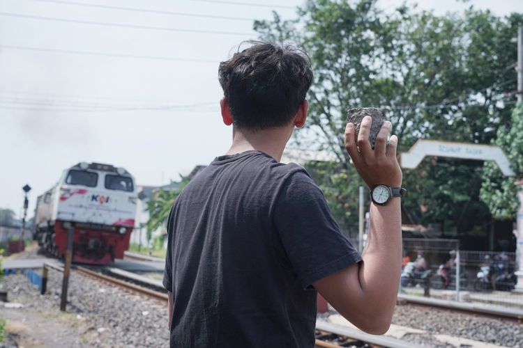 Ilustrasi pelemparan batu ke kereta. Rangkaian KA Pasundan relasi Surabaya Gubeng-Kiaracondong Bandung menjadi sasaran pelemparan batu di Kabupaten Cilacap, Jawa Tengah, pada Kamis (16/5/2024).
 