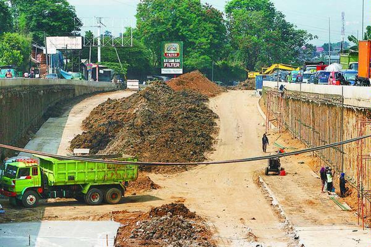 Pekerja mengerjakan proyek pembangunan underpass di Jalan Soleh Iskandar, Bogor, Jawa Barat, Rabu (30/7). Jalan sepanjang lebih kurang 500 meter itu untuk mengatasi kemacetan jalur alternatif yang menghubungkan Kota Bogor dan Kota Depok.  