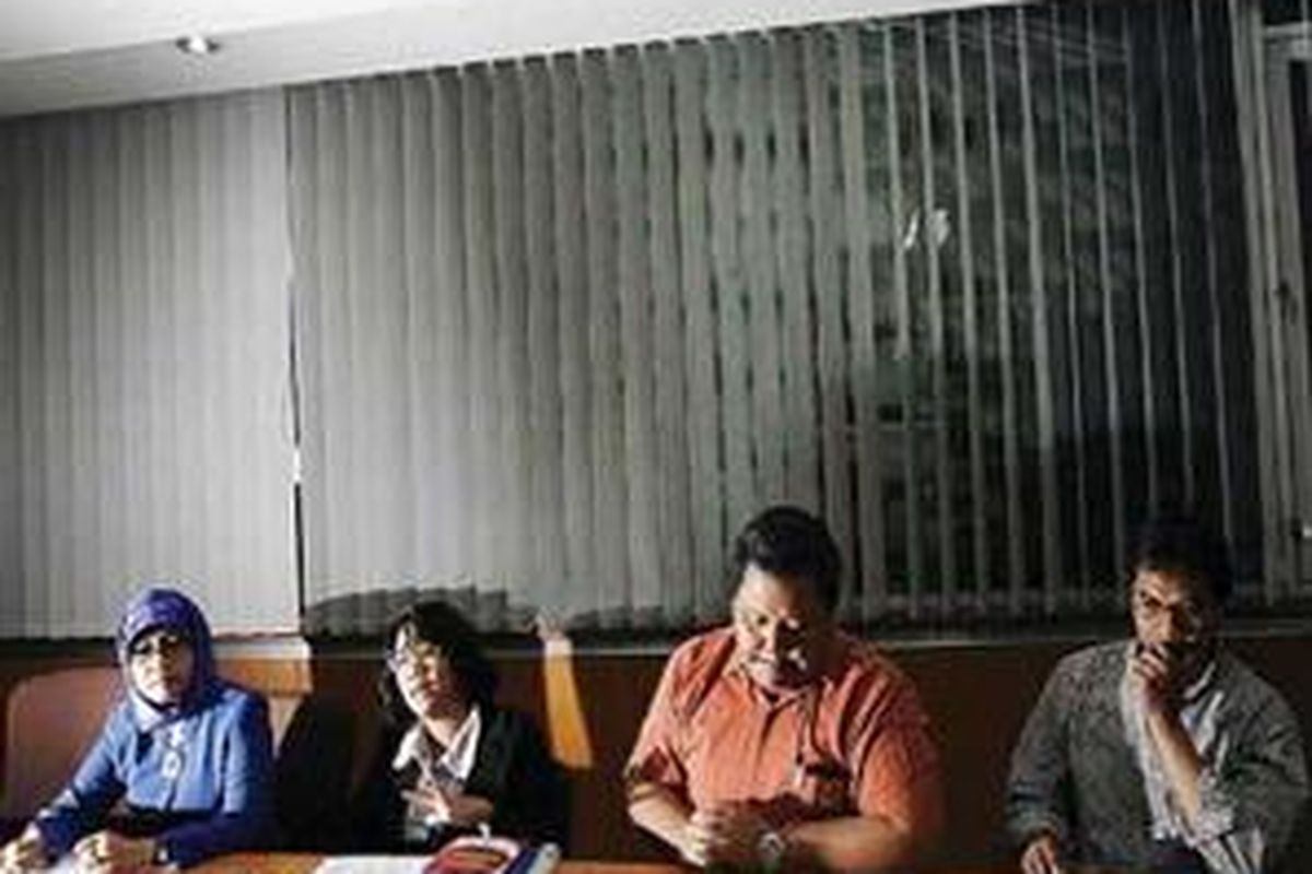 Anggota Badan Pengawas Pemilu, (kiri ke kanan) Wahidah Suaib, SF Agustiani Tio FS, Bambang Eka Cahya Widada, serta Hayie Muhammad dari Indonesia Procurement Watch menggelar jumpa pers di Kantor Bawaslu, Jakarta, Kamis (5/2). Mereka mengkritik kinerja KPU terkait dengan pengadaan dan pendistribusian surat suara Pemilihan Umum 2009, yang mereka nilai lamban.