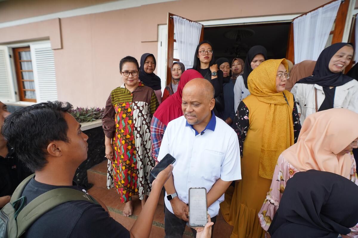 Cawagub Jabar nomor urut 3, Ilham Habibie saat mengunjungi Sekolah Luar Biasa (SLB) Agro Industri yang berada di bawah naungan Yayasan Penyantun Wyata Guna (YPWG), Kabupaten Bandung Barat, Kamis (21/11/2024).