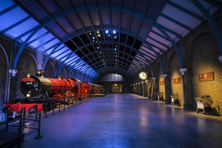Ilustrasi Platform 9 ¾ dan Hogwarts Express di Warner Bros. Studio Tour Tokyo-The Making of Harry Potter di Jepang.