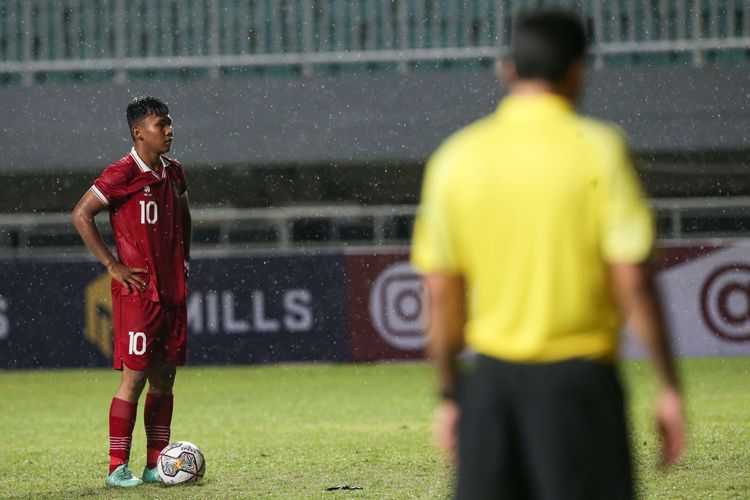 Pemain timnas U17 Indonesia Muhammad Asyura bersiap melakukan tendangan bebas saat bertanding melawan pemain timnas U17 Guam pada pertandingan Kualifikasi Piala Asia U17 2023 di Stadion Pakansari, Kabupaten Bogor, Senin (3/10/2022). Indonesia menang 14-0 atas Guam. Terkini, timnas U17 Indonesia sedang menghadapi Malaysia pada matchday terakhir Grup B Kualifikasi Piala Asia U17 2023, Minggu (9/10/2022) malam WIB. Laga timnas U17 Indonesia vs Malaysia berlangsung di Staadion Pakansari.