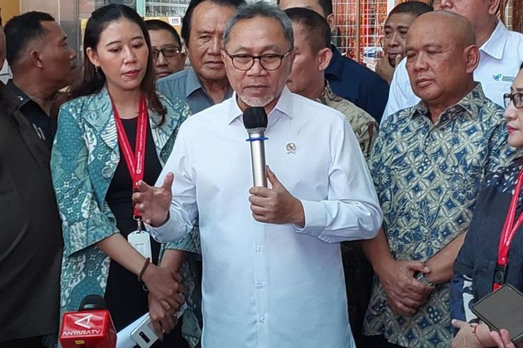 Menteri Perdagangan Zulkifli Hasan (Mendag Zulhas)  saat mengunjungi ITC Cempaka Emas, Jakarta, Selasa (10/10/2023). Mendag mengatakan TikTok belum mengurus izin sebagai e-commerce.