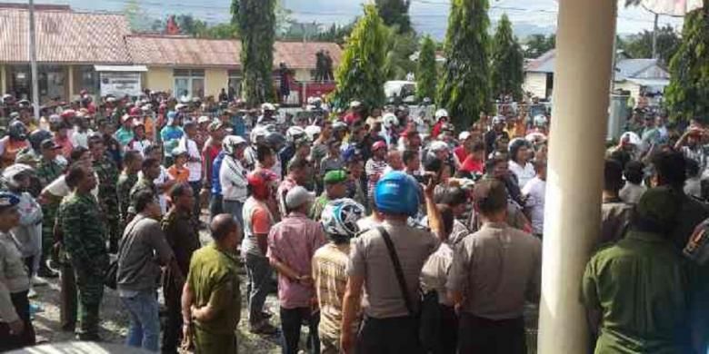 Ratusan pegawai honorer K2 di Kabupaten Seram Bagian Barat (SBB) mengamuk di kantor bupati setempat, Senin (24/2/2014). Aksi ini dilakukan untuk memprotes pengumuman hasil pengangkatan CPNS yang menurut mereka tidak adil. 