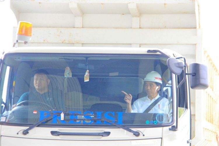 Presiden Joko Widodo (Jokowi) menjajal Jalan Tol Bakauheni-Terbanggi Besar usai diresmikan pada Minggu (21/1/2018).