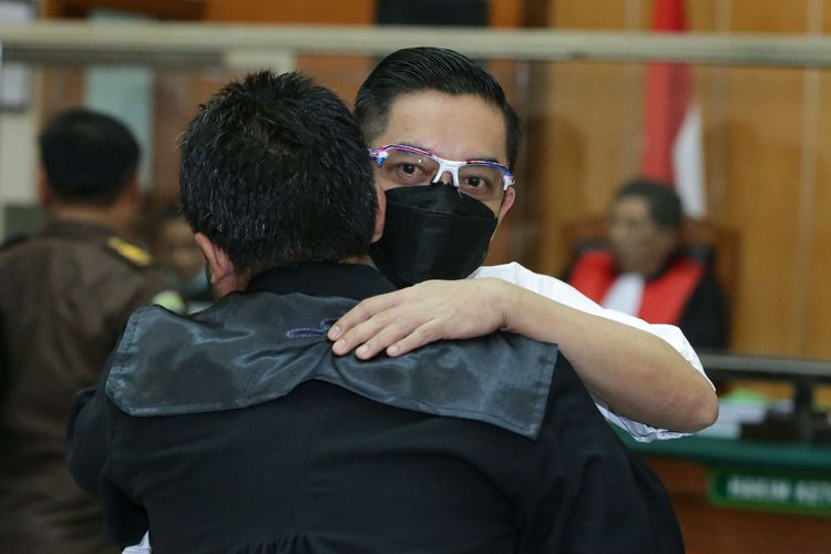 Eks Kapolres Bukittinggi AKBP Dody Prawiranegara usai menjalani sidang vonis di Pengadilan Negeri Jakarta Barat, Rabu (10/5/2023). Majelis hakim menjatuhkan hukuman 17 tahun penjara dan denda sebesar Rp 2 miliar dalam kasus peredaran narkotika jenis sabu yang menjeratnya.