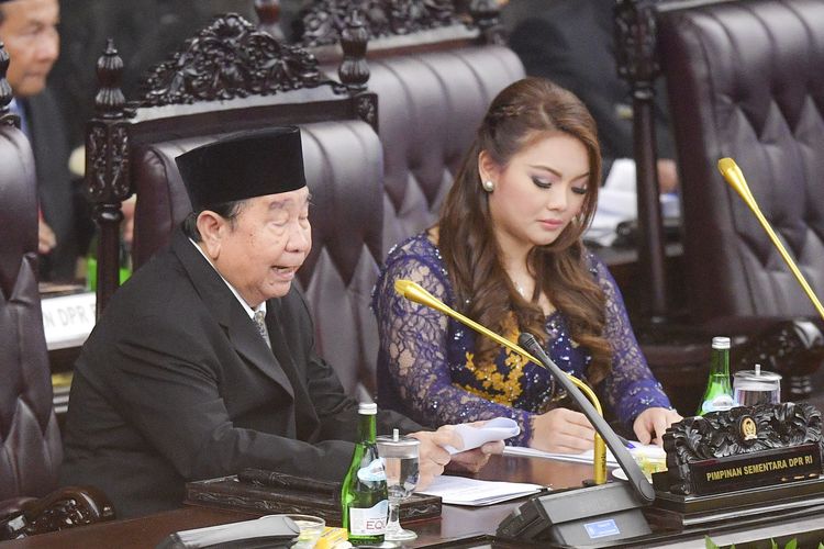 Anggota DPR termuda Hillary Brigitta Lasut (kanan) dan Anggota DPR Tertua Abdul Wahab Dalimunthe (kiri)  menjadi pimpinan DPR sementara saat pelantikan anggota Dewan Perwakilan Rakyat (DPR) periode 2019-2024 di Ruang Rapat Paripurna, Kompleks Parlemen, Senayan, Jakarta, Selasa, (1/10/2019). Sebanyak 575 anggota DPR terpilih dan 136 orang anggota DPD terpilih diambil sumpahnya pada pelantikan tersebut. 