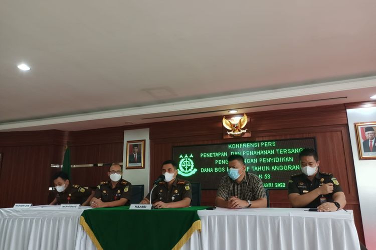 Kejaksaan Negeri Jakarta Barat menyampaikan press release terkait perkembangan kasus dana BOS SMKN 53 Jakarta Barat, Selasa (25/1/2022).