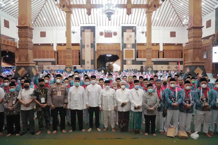 Bupati Tuban, Aditya Halindra Faridzky, melepas keberangkatan calon jemaah haji (CJH) asal Kabupaten Tuban, Jawa Timur. Jumat (3/6/2022).