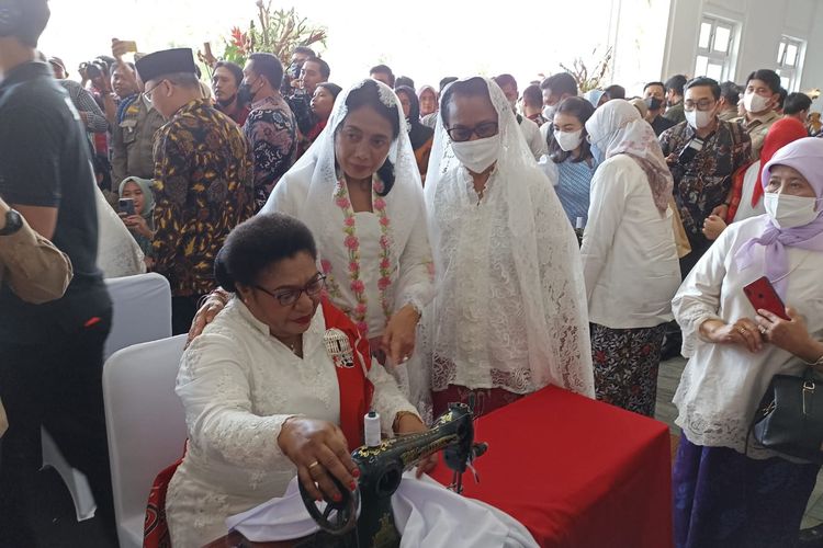 Menteri Pemberdayaan Perempuan dan Perlindungan Anak (PPPA), Bintang Puspayoga (tengah) meninjau prosesi penjahitan Bendera Merah Putih di Balai Semarak Bengkulu, Rabu (21/12/2022). 
