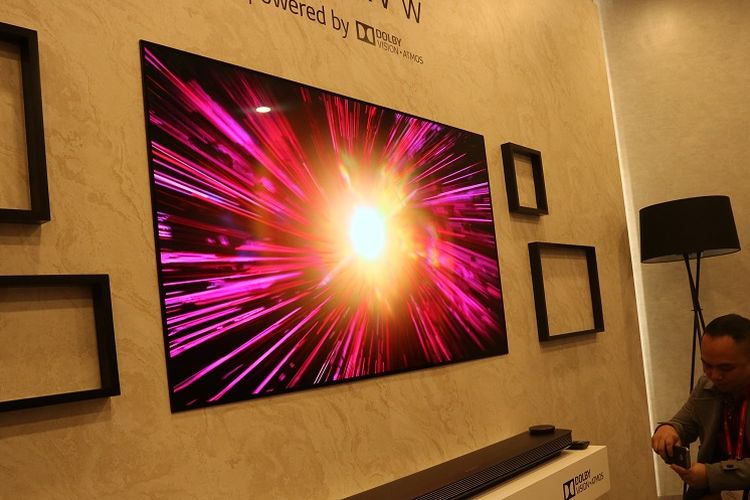 TV Oled W saat dipamerkan di LG InnoFest 2017 di International Convention Center Jeju, Korea Selatan, Selasa (7/3/2017)