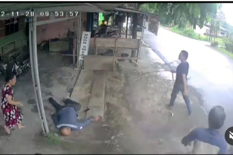 Tangkapan layar video unggahan di akun Instagram @tkpmedan memperlihatkan korban jatuh dan tewas akibat ditusuk setelah berkelahi dengan pelaku yang mau mengambil anaknya di rumah mantan istrinya di Jalan Ahmad Yani, Kelurahan Kwala Bingai, Kecamatan Stabat, Langkat pada Senin (28/11/2022) pagi.