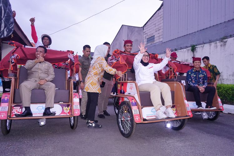 Para tukang becak di Kota Pasuruan sedang mencoba mengoperasikan becak listrik bantuan dari Presiden Prabowo Subianto, Kamis (11/12/2025). 