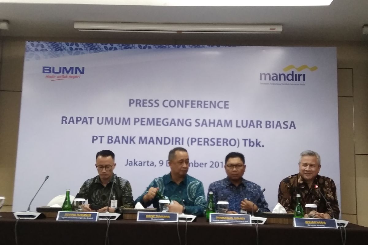 Jajaran direksi yang mengemban tugas baru di Bank Mandiri usai diresmikan dalam RUPSLB Bank Mandiri di Jakarta, Senin (9/12/2019).