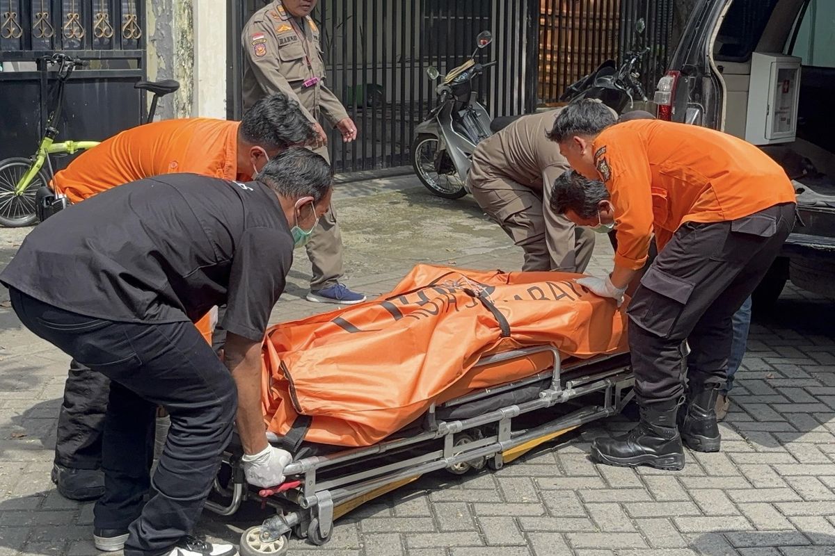 Proses evakuasi jenazah korban dari kamar kos, Kamis (10/4/2025).