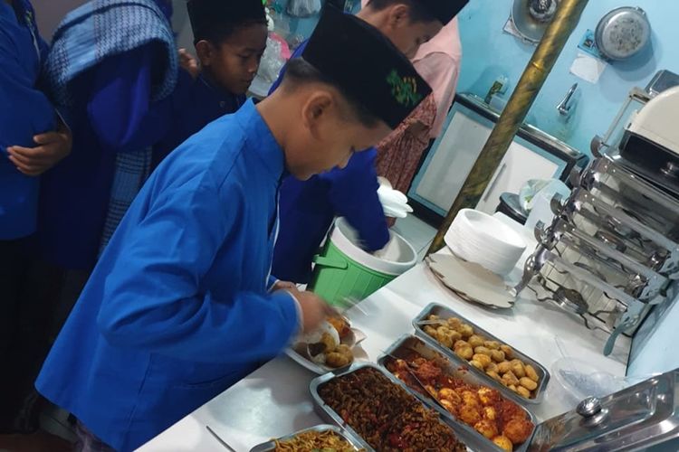 Sejumlah warga terus berdatangan ke Rumah makan gratis Ciangsana, Bogor, Jawa Barat setelah viral video perampokan di rumah makan tersebut. Jumat (13/9/2019)